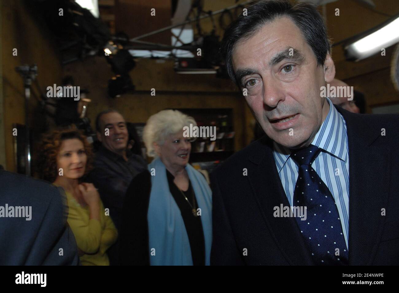 Il primo ministro Francois Fillon visita il set della serie televisiva francese "Plus belle la vie" a Marsiglia, in Francia, il 14 gennaio 2008. Foto di Eric Tschaen/piscina/ABACAPRESS.COM Foto Stock