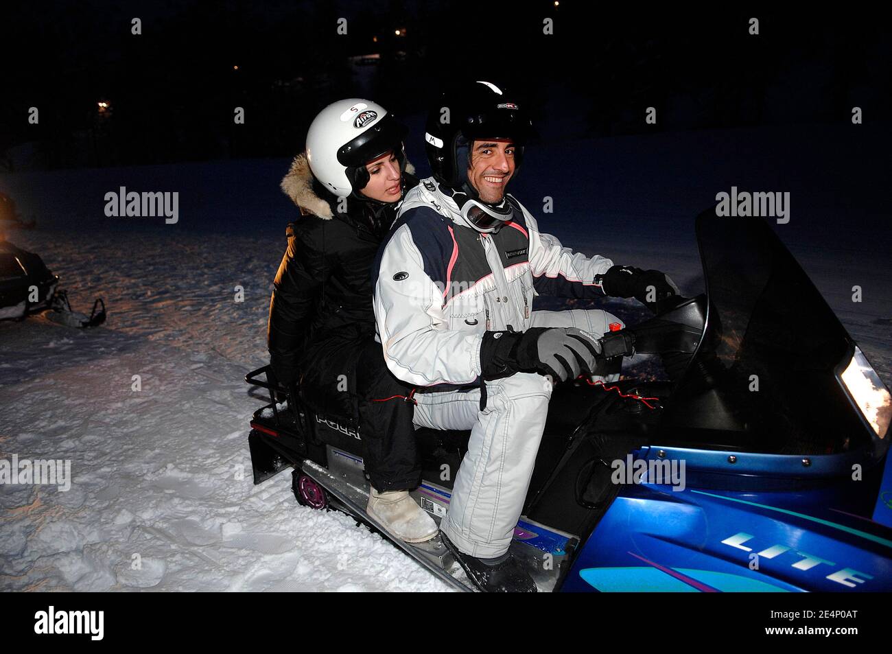 ESCLUSIVO. Gregory basso e la sua ragazza Michaella durante il 17 ° Festival Rire en Montagne a Puy-Saint-Vincent, Francia il 17 gennaio 2008. Foto di Giancarlo Gorassini/ABACAPRESS.COM Foto Stock