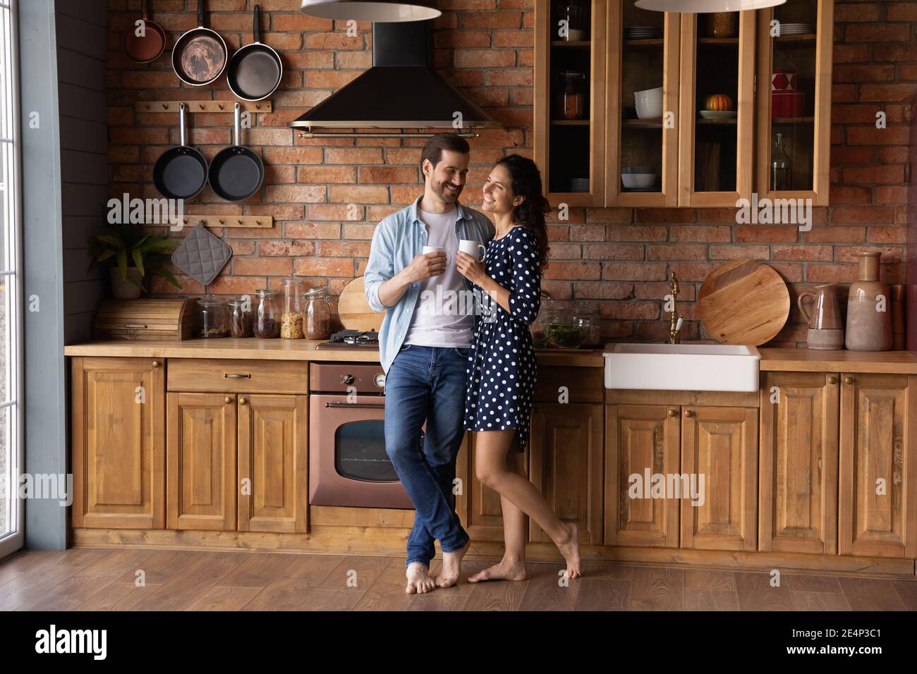 Happy couple Godetevi la mattina in un'accogliente cucina casalinga Foto Stock