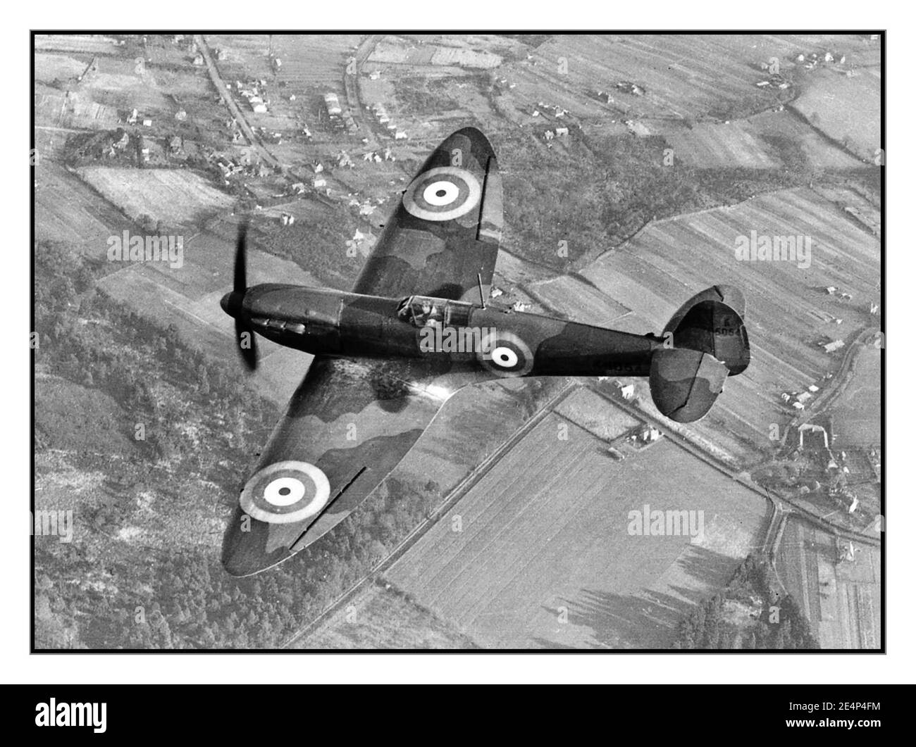 SPITFIRE della seconda guerra mondiale sull'Inghilterra il Supermarine Spitfire della RAF era un aereo da combattimento britannico a una sede usato dalla Royal Air Force e da altri paesi alleati prima, durante e dopo la seconda guerra mondiale Molte varianti dello Spitfire sono state costruite utilizzando diverse configurazioni alari ed è stato prodotto in numero maggiore di qualsiasi altro aeromobile britannico. Fu un iconico aereo da combattimento che contribuì a vincere la Battaglia di Gran Bretagna Foto Stock