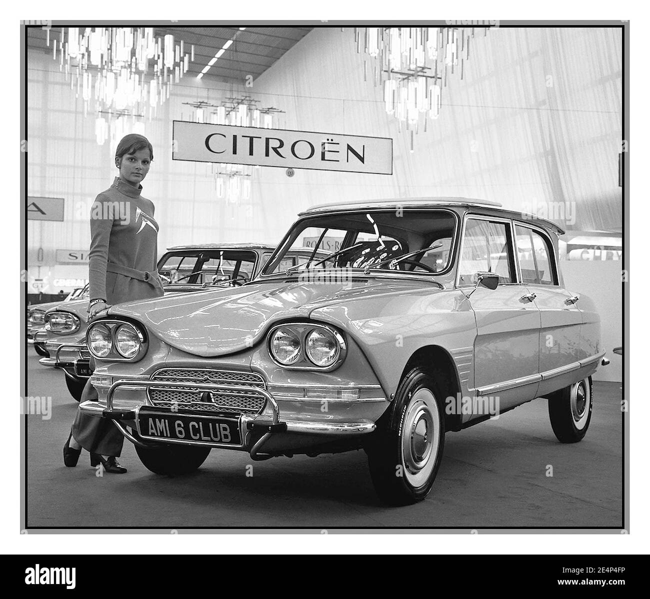 1961 Citroën Ami 6 Club 4 dr, motorcar e venditore femminile al suo lancio al Salone dell'automobile di Parigi. L'Ami 6 è stato il primo modello ad essere prodotto nel nuovo stabilimento di Citroën, inaugurato nel 1961, alla presenza del General de Gaulle, nel sud-ovest del centro di Rennes, Bretagna, Francia Foto Stock