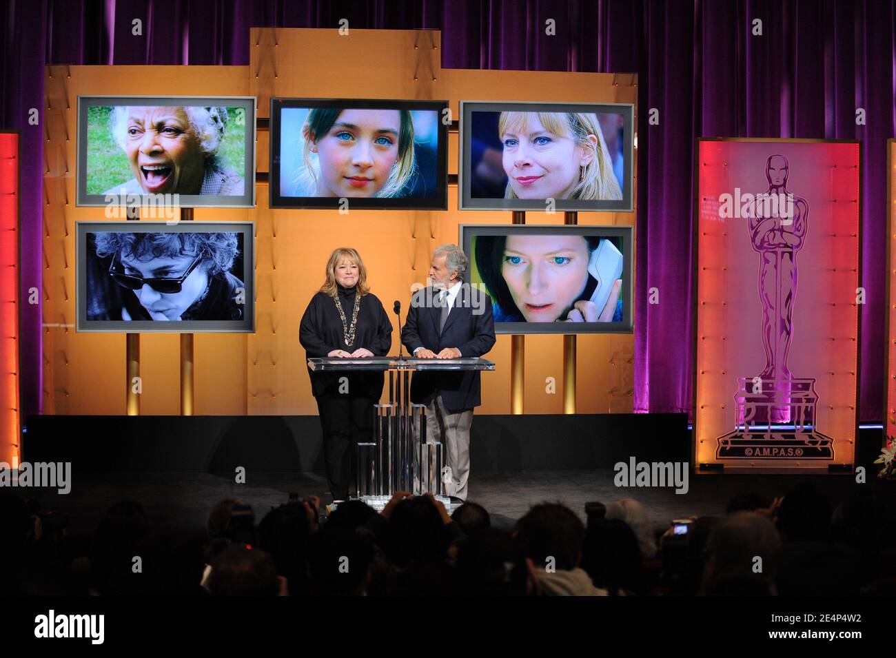 Kathy Bates e Sid Ganis, presidente dell'Academy of Motion Picture, Arts and Sciences, annunciano l'ottantesimo premio Academy Award Nominations, tenuto presso l'Academy of Motion Picture Arts and Sciences di Los Angeles, CA, USA il 22 gennaio 2008. Ecco la migliore attrice in un ruolo di supporto (in senso orario dal basso a sinistra): Cate Blanchett, Ruby Dee, Saoirse Ronan, Amy Ryan e Tilda Swinton. Foto di Lionel Hahn/ABACAPRESS.COM Foto Stock