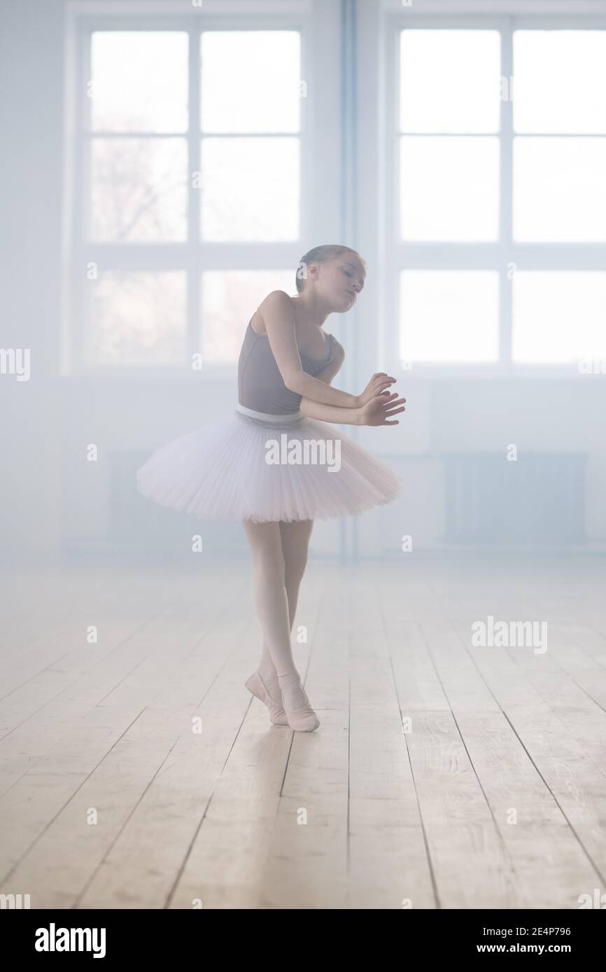 Carino bambina sognare di diventare ballerina professionista in una scuola  di danza classica Foto stock - Alamy