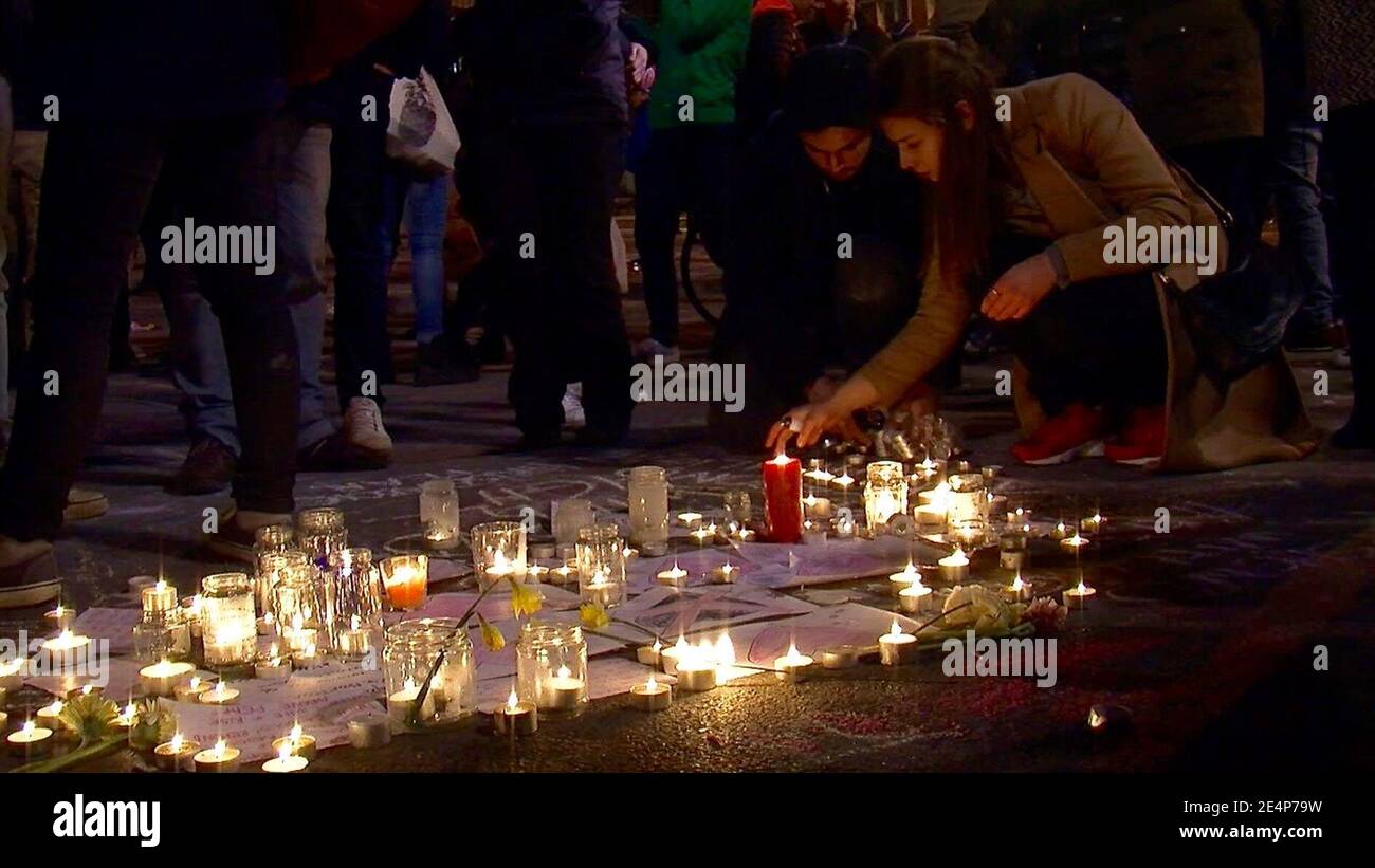 Memorial candele a Place de la Bourse dopo l'attacco. Foto Stock
