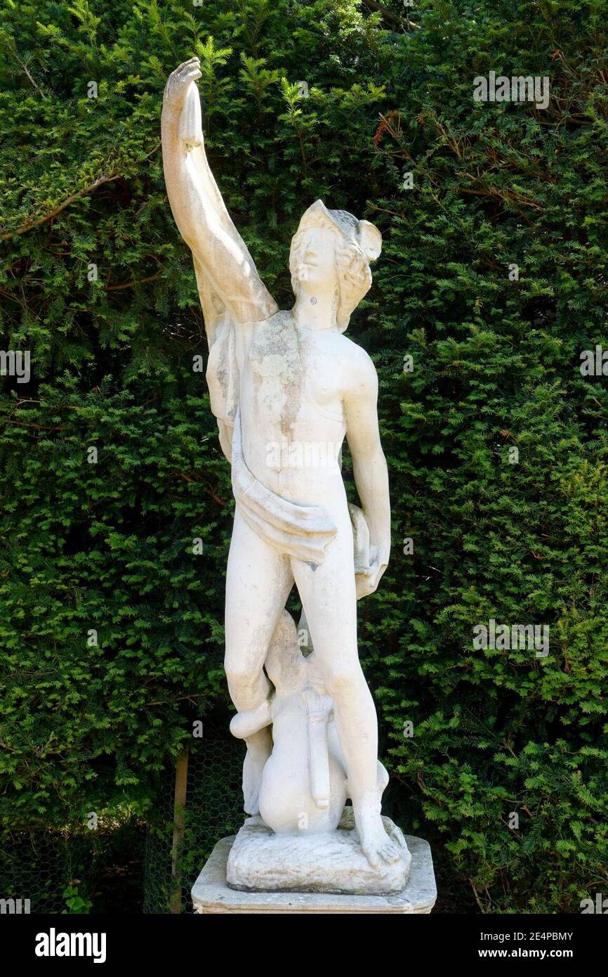 Mercurio e Cupido, forse di Caius Gabriel Ciber, basato sul bronzo di Mercurio di Giambologna del 1588, fine del 1600 - Wrest Park - Bedfordshire, Inghilterra Foto Stock