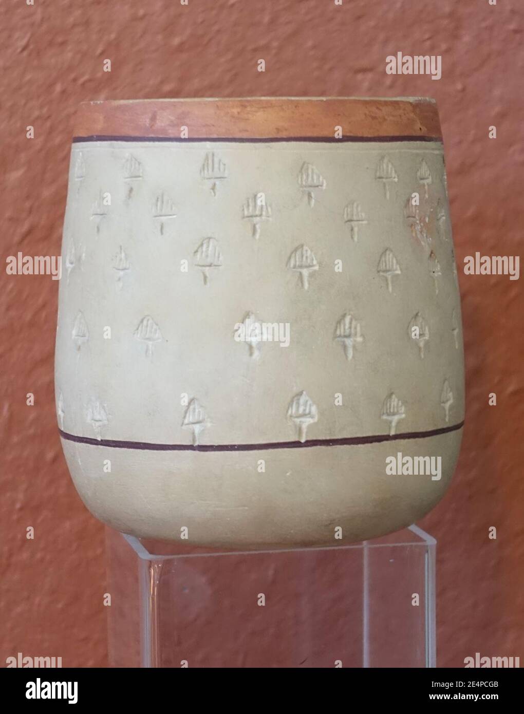 Ciotola meroitica, ampiamente restaurata, 500-400 BCE, sottile metallo con crema di scivolamento e design stampato Foto Stock