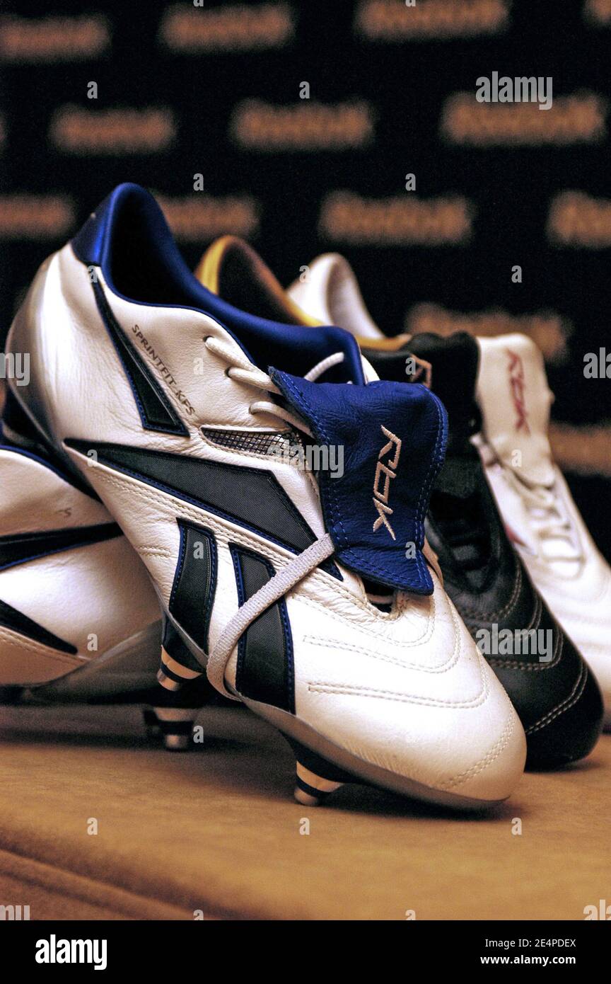 L'immagine mostra le nuove scarpe REEBOOK (pelle di canguro) della Francia  e il giocatore di calcio della PSG Reebok ambasciatore Jerome Rothen presso  l'hotel Hyatt di Parigi, Francia, il 1 febbraio 2008.