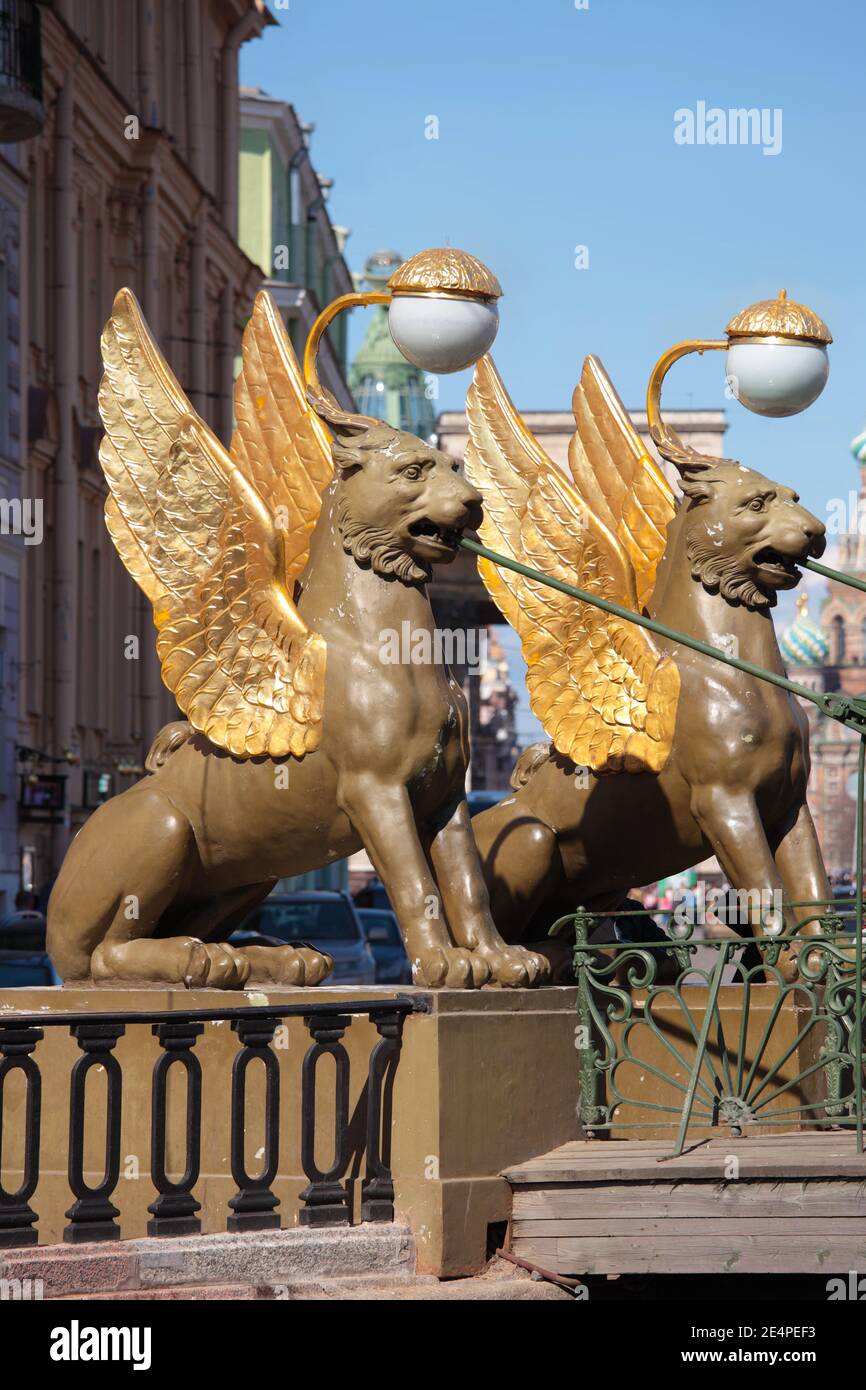 Due leoni alati sul ponte della Banca a San Pietroburgo, Russia. Il ponte fu eretto nel 1826 e le statue furono disegnate dallo scultore Pavel Sokolov Foto Stock