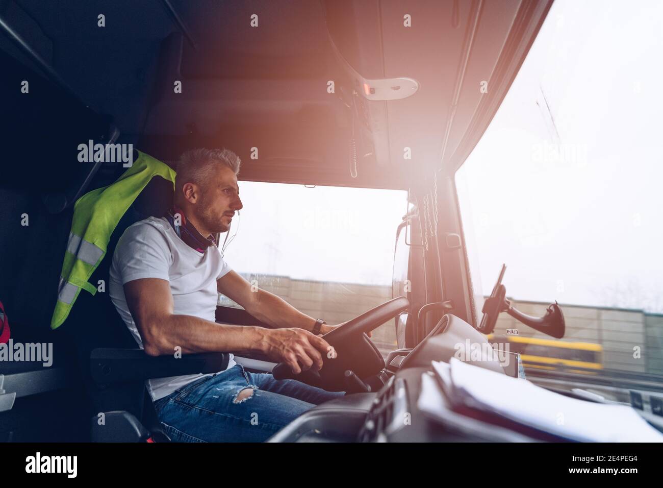 Lavoro di guida per semirimorchio. L'uomo dietro il volante. Foto Stock