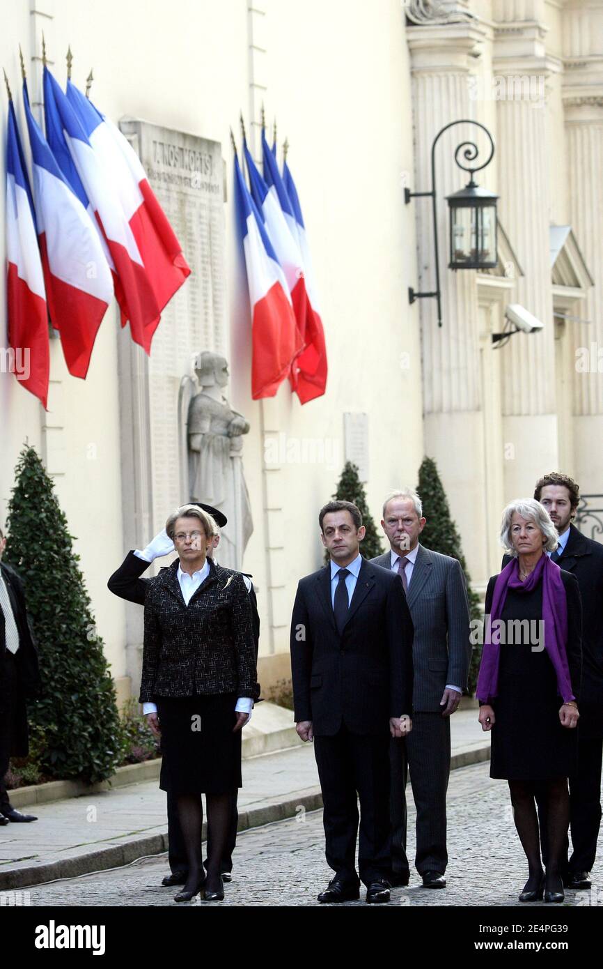 Michele Alliot-Marie, Nicolas Sarkozy, Dominique Erignac (vedova di Claude Eriganc) e suo figlio Charles-Antoine durante una cerimonia luogo Beauvau, in memoria del Prefetto Claude Erignac, che è stato ucciso in Corsica nel 1998. Parigi, Francia, il 6 febbraio 2008. Foto di Mousse-Taamallah/ABACAPRESS.COM Foto Stock