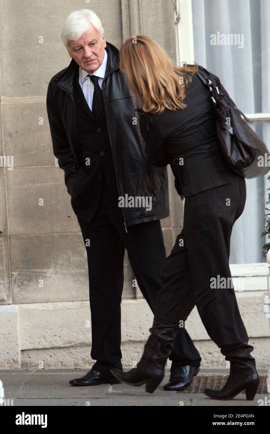 Il regista Jacques Perrin arriva con la moglie all'Elysee Pallace, che sarà assegnato nella Legione d'onore da Nicolas Sarkozy. Parigi, Francia il 7 febbraio 2008. Foto di Mousse-Taamallah/ABACAPRESS.COM Foto Stock