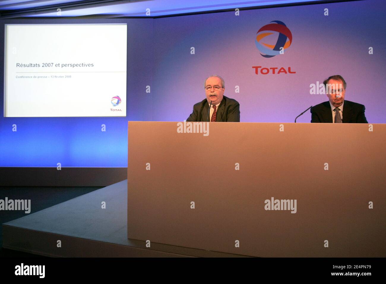 Il CEO totale, Christophe de Margerie Gestures durante la sua conferenza stampa, annuncerà i risultati finanziari totali per il 2007 a Parigi, in Francia, il 13 febbraio 2008. Foto di Thibault Camus/ABACAPRESS.COM Foto Stock