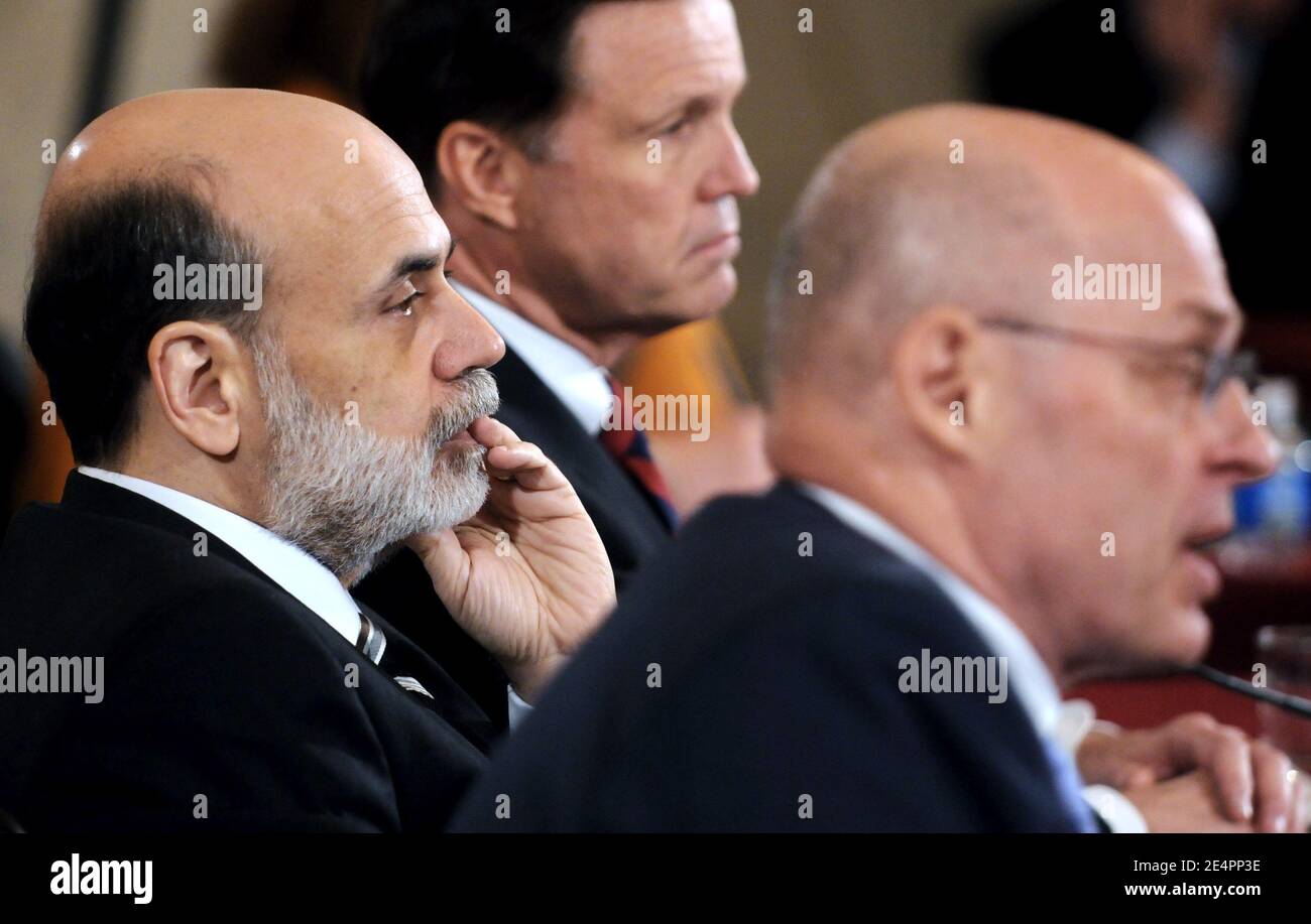 Il presidente della Federal Reserve ben Bernanke, il segretario del Tesoro Henry Paulson e il presidente della Commissione per gli scambi e i valori mobiliari Christopher Cox testimoniano dinanzi al Comitato bancario del Senato il 14 febbraio 2008 a Capitol Hill, Washington, DC, USA circa l'economia. Ben Bernanke ha detto giovedì al Congresso che le prospettive economiche del paese si sono deteriorate e ha segnalato che la banca centrale è pronta a continuare ad abbassare un tasso di interesse chiave come necessario per sostenere le cose. Foto di Olivier Douliery /ABACAPRESS.COM Foto Stock