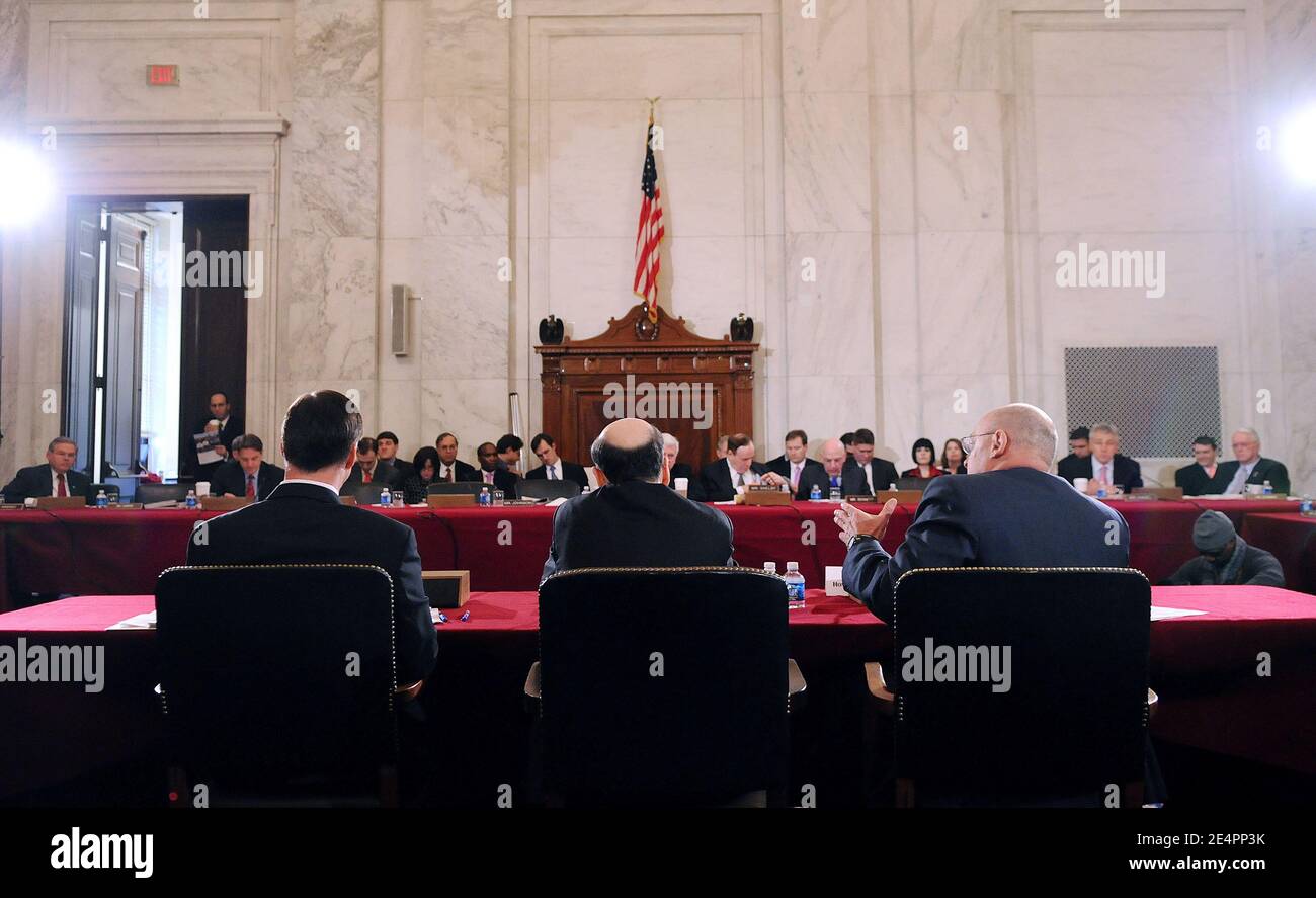 Il presidente della Federal Reserve ben Bernanke, il segretario del Tesoro Henry Paulson e il presidente della Commissione per gli scambi e i valori mobiliari Christopher Cox testimoniano dinanzi al Comitato bancario del Senato il 14 febbraio 2008 a Capitol Hill, Washington, DC, USA circa l'economia. Ben Bernanke ha detto giovedì al Congresso che le prospettive economiche del paese si sono deteriorate e ha segnalato che la banca centrale è pronta a continuare ad abbassare un tasso di interesse chiave come necessario per sostenere le cose. Foto di Olivier Douliery/ABACAPRESS.COM Foto Stock