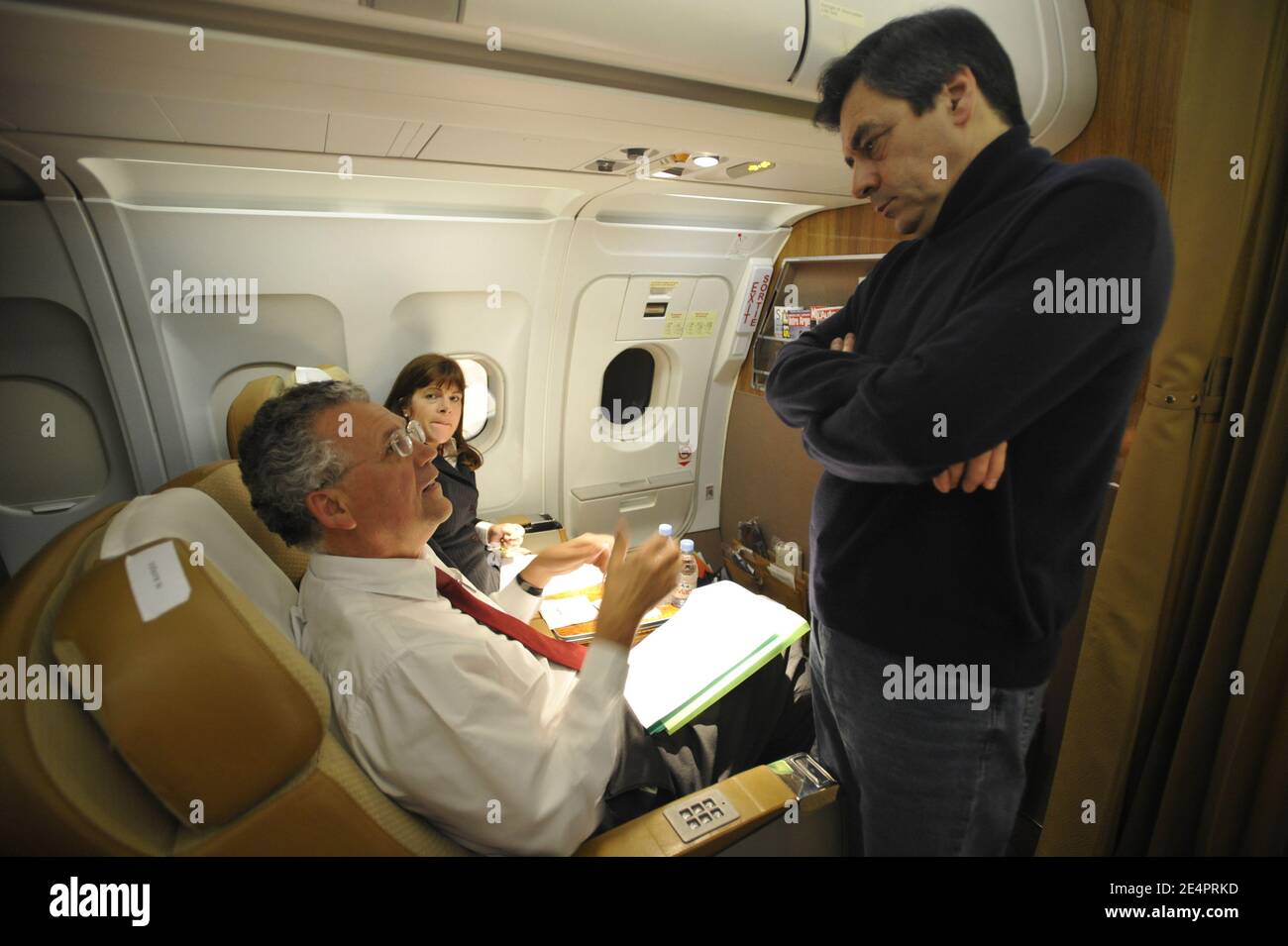 Anne Lauvergeon ( Areva CEO ), Denis Ranque ( Thales CEO) e Francois Fillon durante il volo tra Parigi e Astana prima di una visita ufficiale del primo ministro francese in Kazakistan, il 7 febbraio 2008. Foto di Elodie Gregoire/ABACAPRESS.COM Foto Stock
