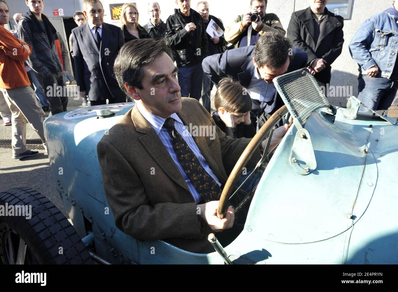 Pierre Fillon (fratello del primo Ministro), Francois Fillon con suo figlio Arnaud in visita al Salon Retrobobile, a Parigi il 10 febbraio 2008. Foto di Elodie Gregoire/ABACAPRESS.COM Foto Stock