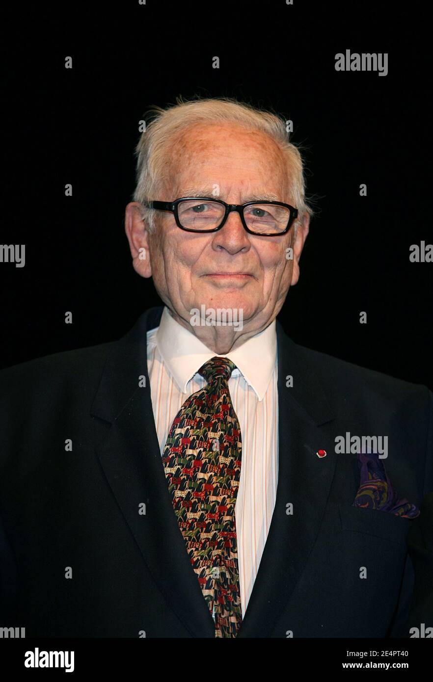 Pierre Cardin partecipa alla nona cerimonia di premiazione Etoiles de la Presse tenutasi presso l'espace Pierre Cardin di Parigi, Francia, il 18 febbraio 2008. Foto di Denis Guignebourg/ABACAPRESS.COM Foto Stock