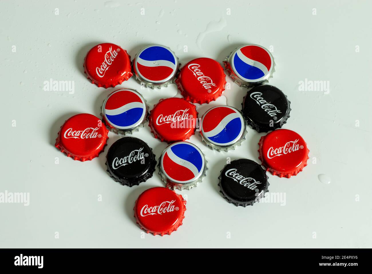 New York, USA - 1 gennaio 2021: Vista dall'alto di Pepsi e Coca-Cola tappo bottiglia con logo. Marchio Coca-Cola, editoriale illustrativo Foto Stock