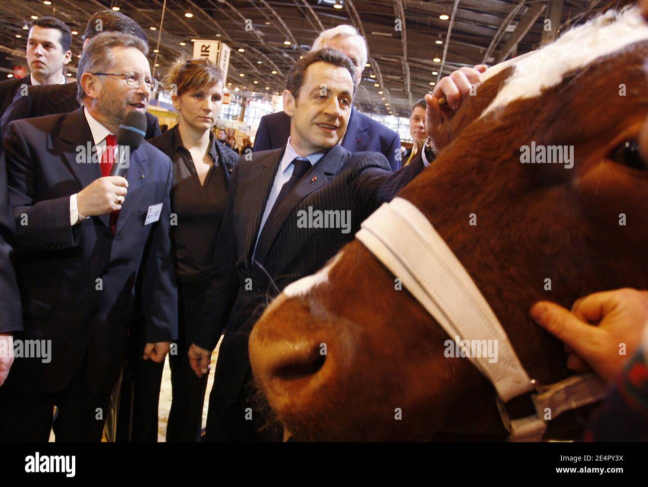 Nicolas Sarkozy e il Ministro dell'Agricoltura Michel Barnier, visitano la Fiera Internazionale dell'Agricoltura, tenuta Porte de Versailles a Parigi, Francia, il 23 febbraio 2008. Foto di Thomas Sanson/Pool/ABACAPRESS.COM Foto Stock