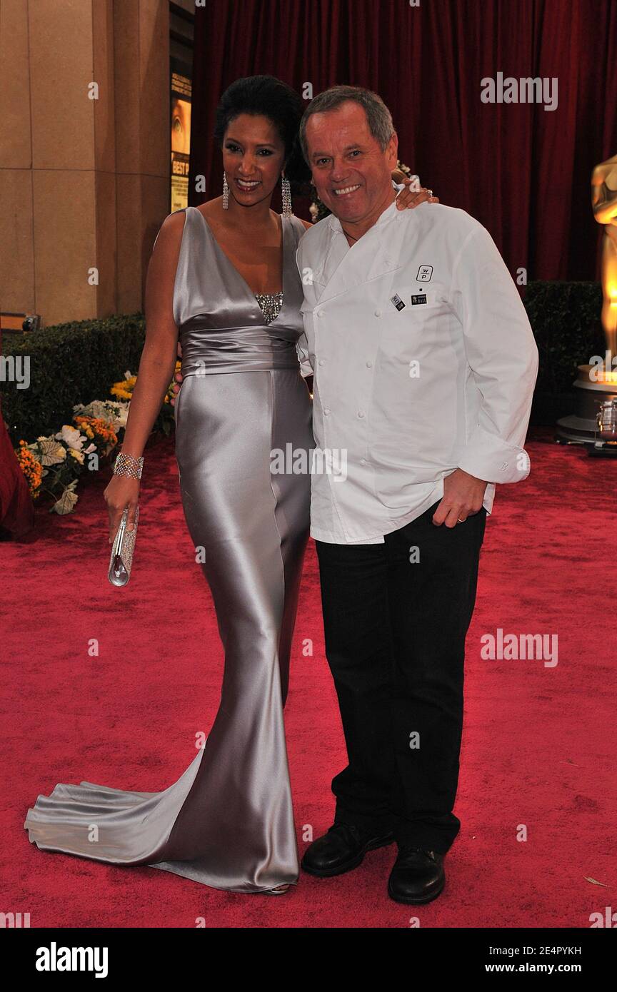 Celeb Cook Wolfgang Puck arriva con un ospite agli ottanta Academy Awards, che si sono tenuti presso il Kodak Theatre di Hollywood Boulevard a Los Angeles, California, USA il 24 febbraio 2008. Foto di Hahn-Nebinger/ABACAPRESS.COM Foto Stock