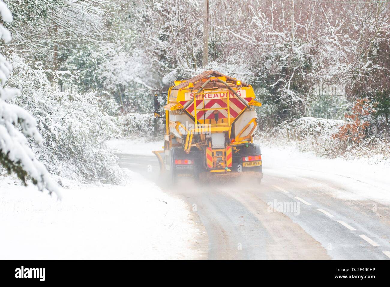 Kidderminster, Regno Unito. 24 gennaio 2021. Neve spazzare fuori strade di sgombero e spargere grit sulle strade intorno a Kidderminster, Worcestershire. Foto Stock