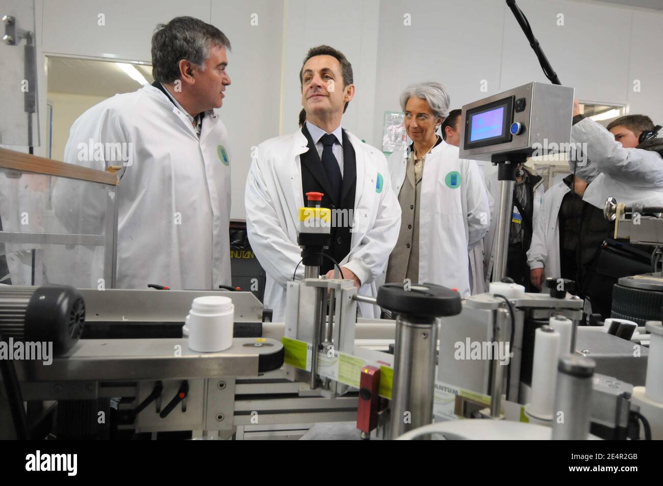 Il presidente Nicolas Sarkozy e Christine Lagarde visitano i dipendenti dell'azienda alimentare e sanitaria di Naturopole a Saint-Bonnet de Rochefort, Francia, il 26 febbraio 2008. Foto di Jacques Witt/piscina/ABACAPRESS.COM Foto Stock