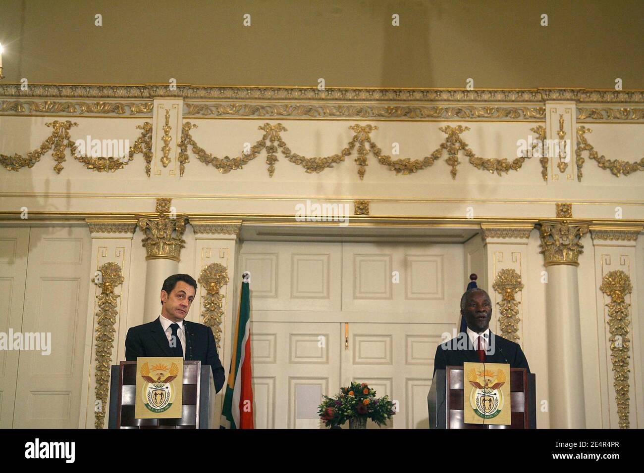 Il presidente francese Nicolas Sarkozy e il presidente sudafricano Thabo Mbeki durante la loro conferenza stampa congiunta al Palazzo Presidenziale di Città del Capo, Sud Africa, il 28 febbraio 2008. Nicolas Sarkozy e sua moglie Carla Bruni-Sarkozy sono in visita ufficiale di due giorni in Sud Africa. Foto di Mousse/ABACAPRESS.COM Foto Stock