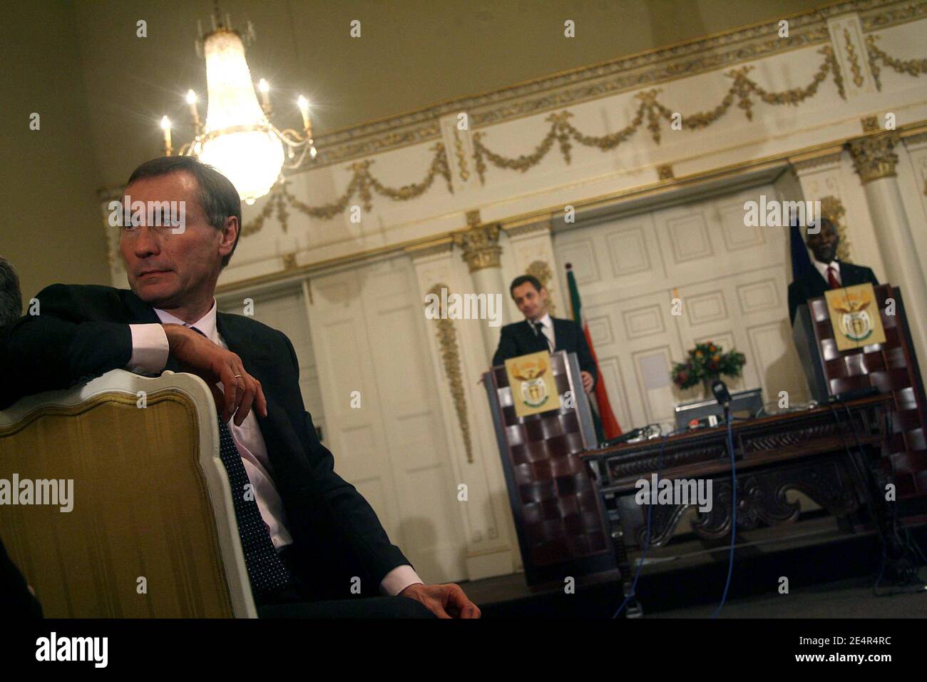 Jean-Marie Bockel ascolta il presidente francese Nicolas Sarkozy e il presidente sudafricano Thabo Mbeki durante la loro conferenza stampa congiunta al Palazzo Presidenziale di Città del Capo, Sud Africa, il 28 febbraio 2008. Nicolas Sarkozy e sua moglie Carla Bruni-Sarkozy sono in visita ufficiale di due giorni in Sud Africa. Foto di Mousse/ABACAPRESS.COM Foto Stock