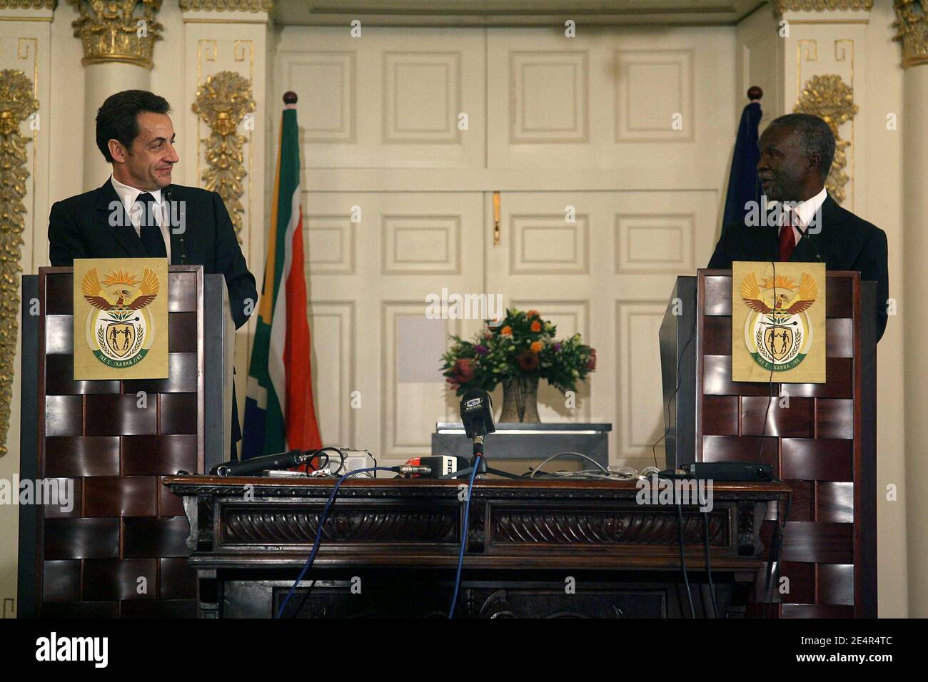 Il presidente francese Nicolas Sarkozy e il presidente sudafricano Thabo Mbeki durante la loro conferenza stampa congiunta al Palazzo Presidenziale di Città del Capo, Sud Africa, il 28 febbraio 2008. Nicolas Sarkozy e sua moglie Carla Bruni-Sarkozy sono in visita ufficiale di due giorni in Sud Africa. Foto di Mousse/ABACAPRESS.COM Foto Stock