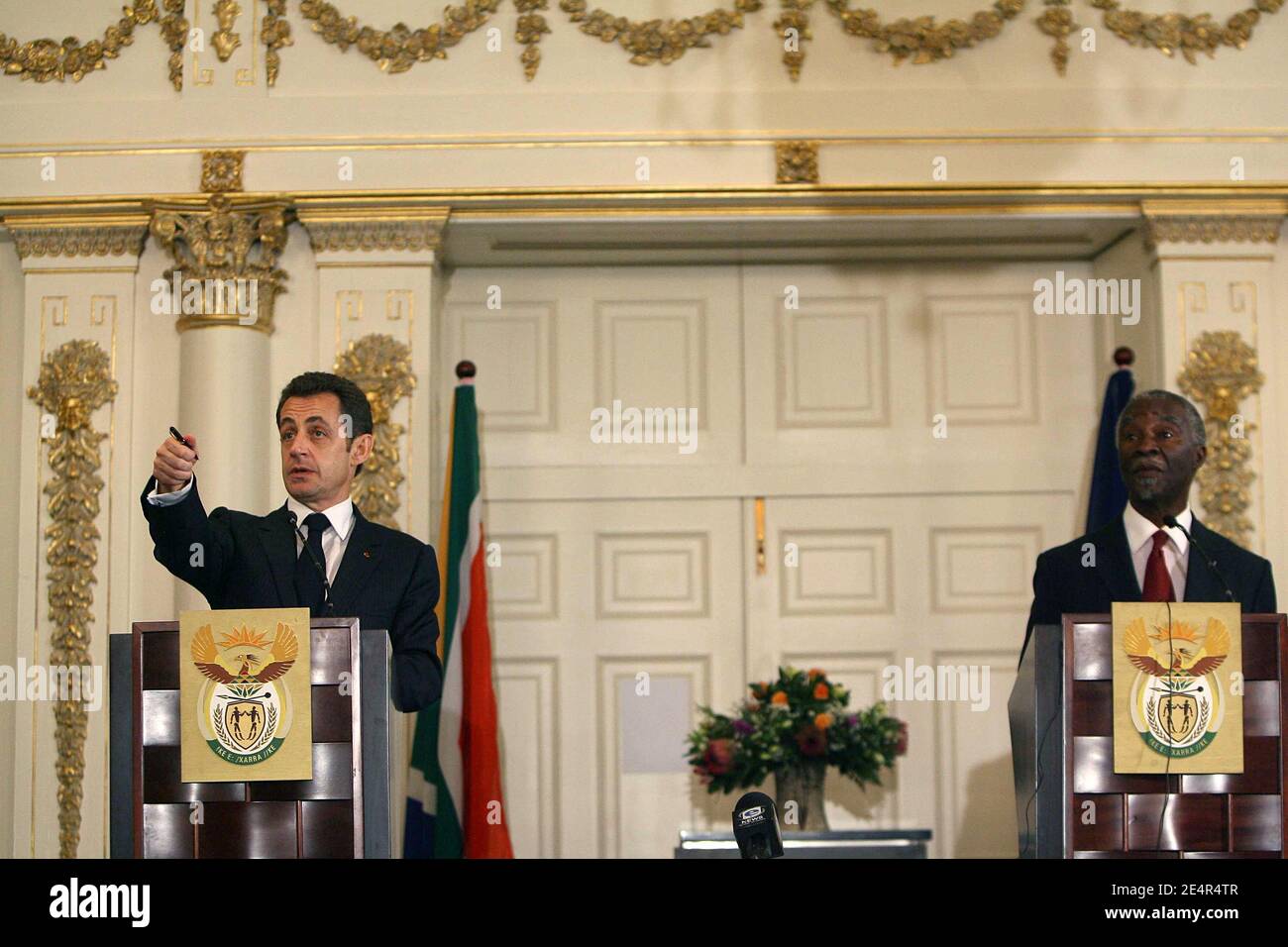 Il presidente francese Nicolas Sarkozy e il presidente sudafricano Thabo Mbeki durante la loro conferenza stampa congiunta al Palazzo Presidenziale di Città del Capo, Sud Africa, il 28 febbraio 2008. Nicolas Sarkozy e sua moglie Carla Bruni-Sarkozy sono in visita ufficiale di due giorni in Sud Africa. Foto di Mousse/ABACAPRESS.COM Foto Stock