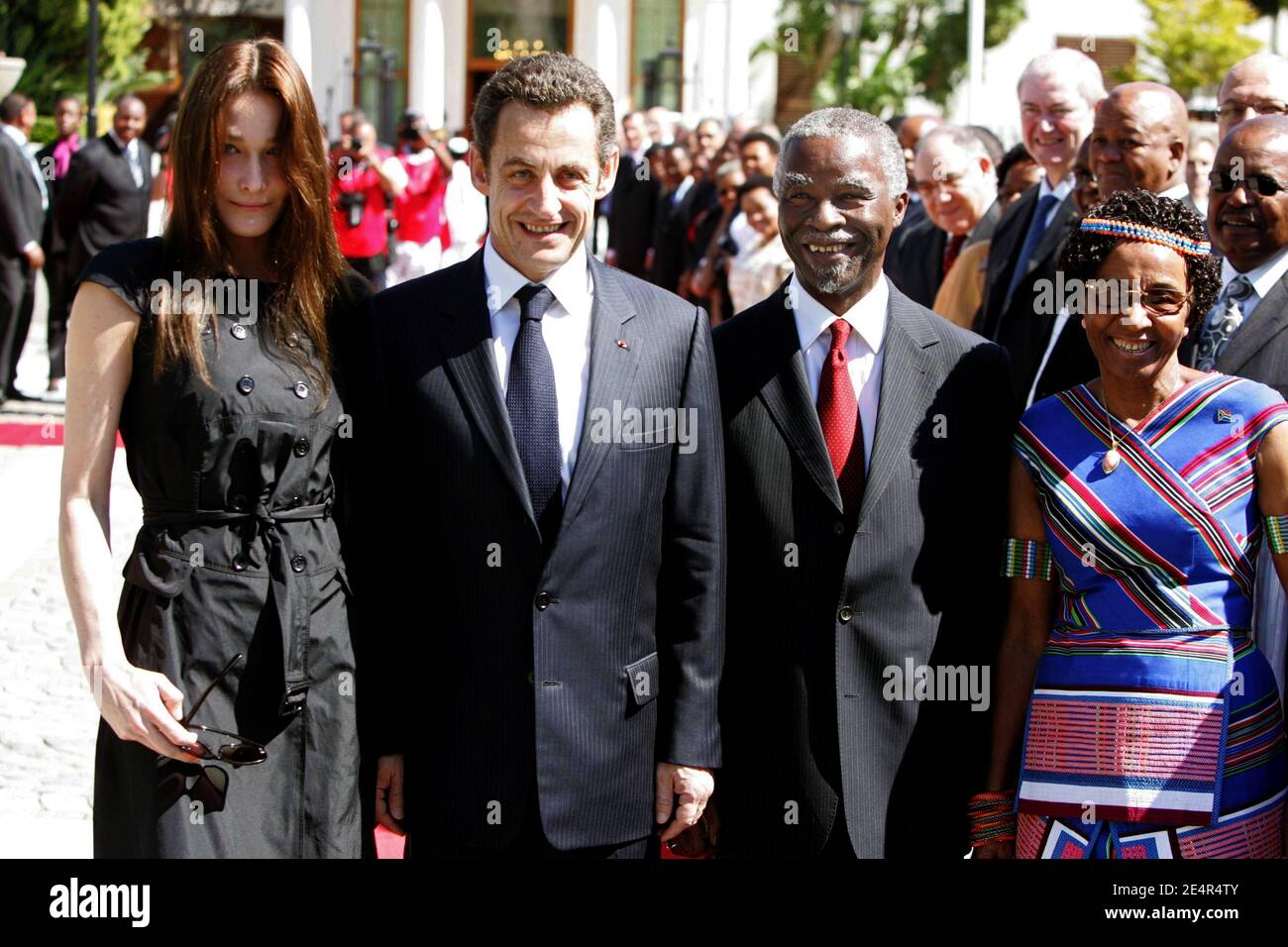 Il presidente francese Nicolas Sarkozy, sua moglie Carla Bruni-Sarkozy con il presidente sudafricano Thabo Mbeki e sua moglie Zanele Mbeki durante la cerimonia di benvenuto al palazzo presidenziale di Città del Capo, Sudafrica, il 28 febbraio 2008. Nicolas Sarkozy e sua moglie Carla Bruni-Sarkozy sono in visita ufficiale di due giorni in Sud Africa. Foto di Hounsfield Pierre/Pool/ABACAPRESS.COM Foto Stock