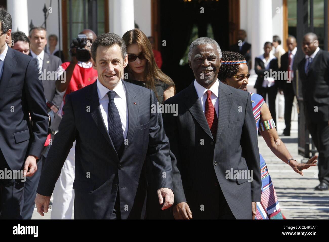 Il presidente francese Nicolas Sarkozy e sua moglie Carla Bruni-Sarkozy ricevono il presidente sudafricano Thabo Mbeki e sua moglie Zanele Mbeki durante la cerimonia di benvenuto al palazzo presidenziale di Città del Capo, Sudafrica, il 28 febbraio 2008. Nicolas Sarkozy e sua moglie Carla Bruni-Sarkozy sono in visita ufficiale di due giorni in Sud Africa. Foto di Ludovic/piscina/ABACAPRESS.COM Foto Stock