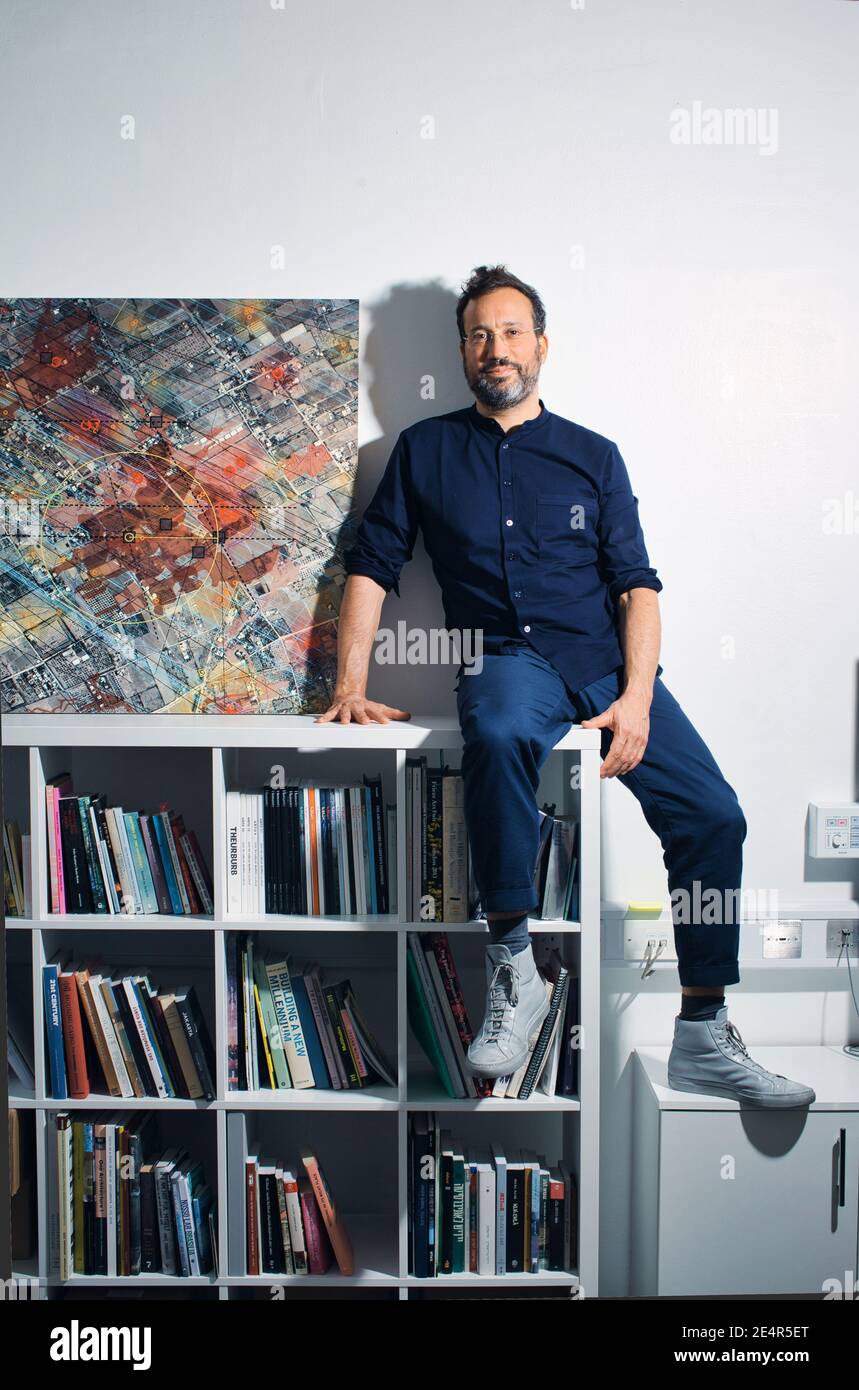Inghilterra / Londra /architettura forense/ Eyal Weizman, il fondatore di architettura forense seduto accanto ad un'immagine satellitare da Rafah. Foto Stock