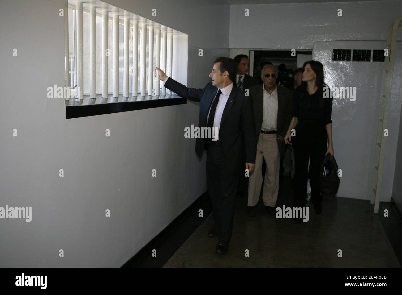 Il presidente francese Nicolas Sarkozy e sua moglie Carla Bruni-Sarkozy visitano la cella di prigione dell'ex presidente sudafricano Nelson Mandela sull'isola di Robben a Città del Capo, Sudafrica, il 29 febbraio 2008. Nicolas Sarkozy è in visita ufficiale di due giorni in Sud Africa. Foto di Ludovic/piscina/ABACAPRESS.COM Foto Stock