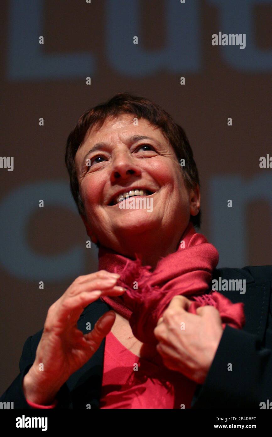 Arlette Laguiller, portavoce del partito di estrema sinistra "Lutte ouvriere", si batte per le elezioni comunali al teatro della mutualite a Parigi, Francia, il 29 febbraio 2008. Foto di Stephane Gilles/ABACAPRESS.COM Foto Stock