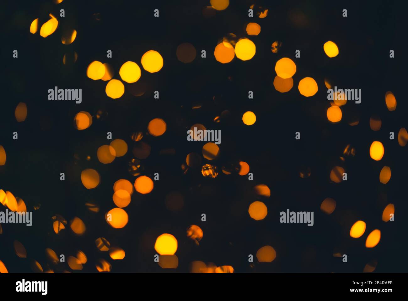 Difocusate cerchio dorato chiaro bokeh su sfondo nero. Foto Stock
