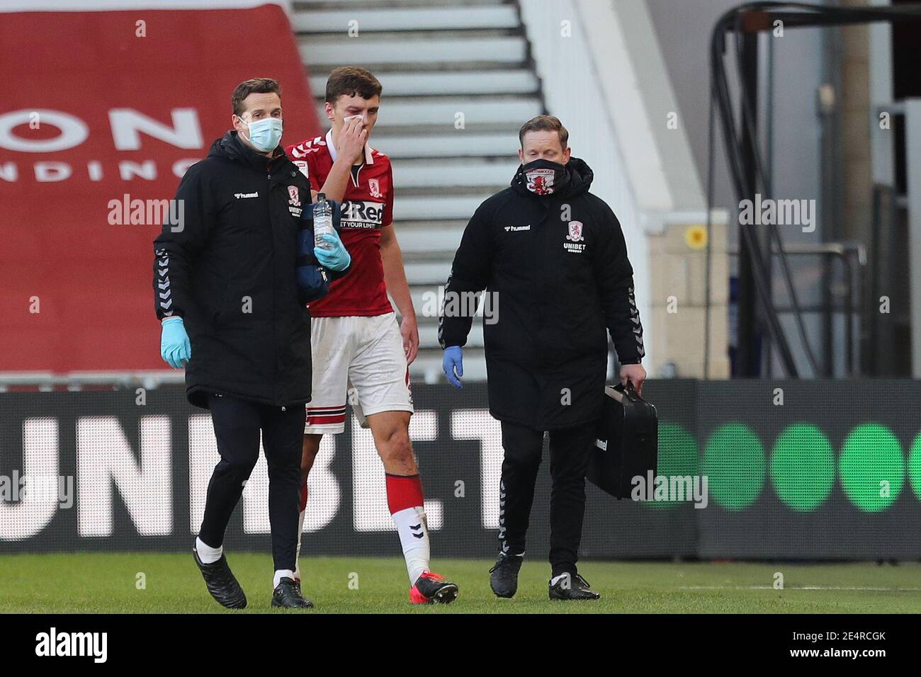 MIDDLESBROUGH, INGHILTERRA. IL 24 GENNAIO Dael Fry di Middlesbrough lascia il campo con una ferita agli occhi durante la partita del campionato Sky Bet tra Middlesbrough e Blackburn Rovers al Riverside Stadium di Middlesbrough domenica 24 gennaio 2021. (Credit: Mark Fletcher | MI News) Credit: MI News & Sport /Alamy Live News Foto Stock