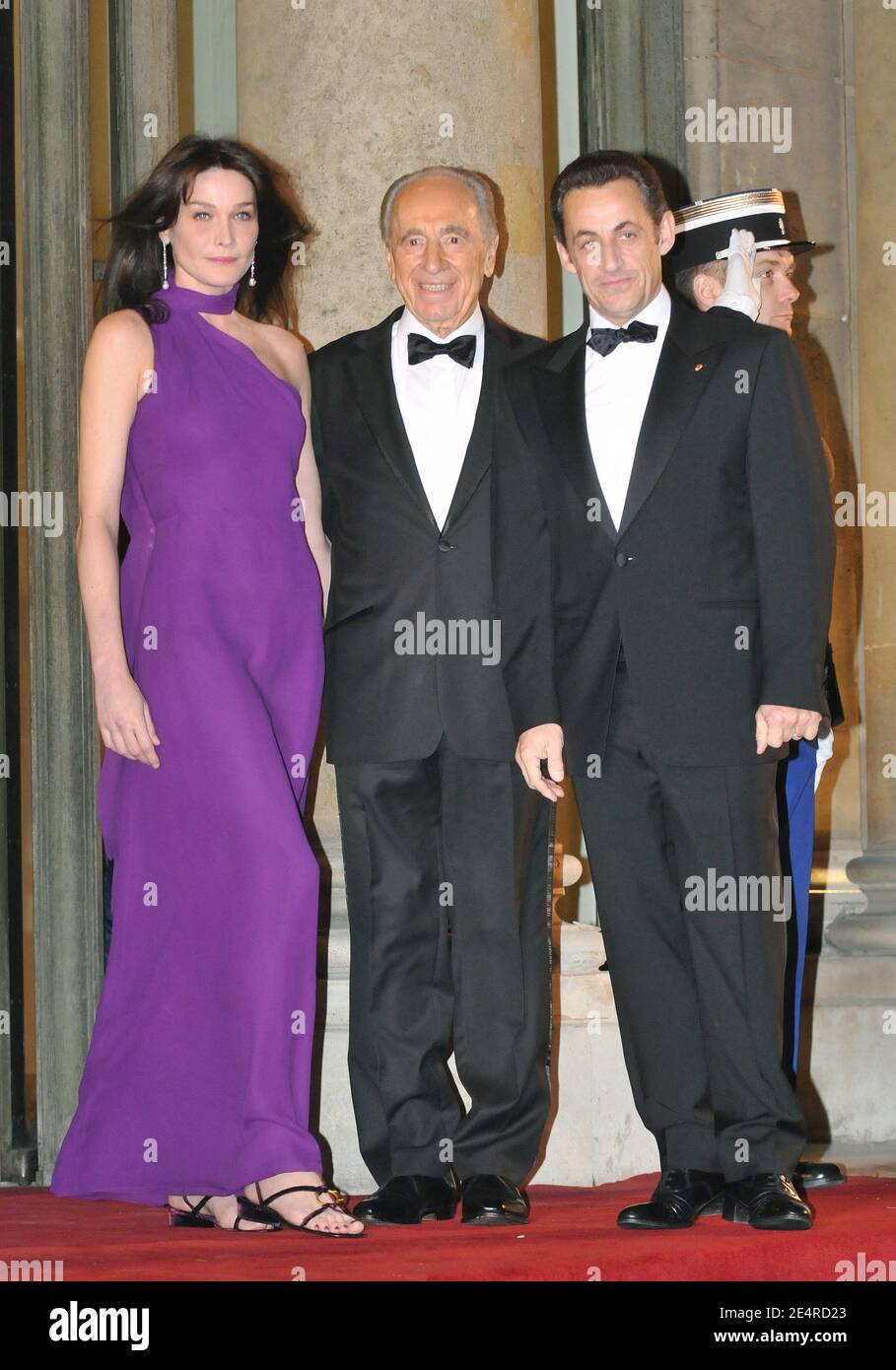 Nicolas e Carla Sarkozy ricevono il presidente israeliano Shimon Peres per la cena di Stato all'Elysee Palace di Parigi, Francia, il 10 marzo 2008. Foto di Abd Rabbo-Orban-Mousse/ABACAPRESS.COM Foto Stock