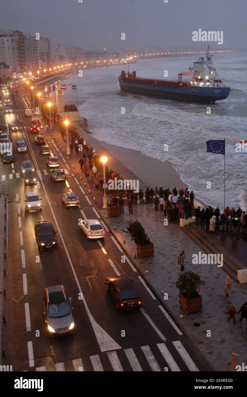 La nave da carico olandese "Artemis", a terra, si è vista a Les Sables d'Olonne, sulla costa occidentale della Francia, il 11 marzo 2008, dopo forti venti che hanno fatto liutare la costa. I funzionari marittimi hanno detto che l'"Artemis" si stava avvicinando al porto quando gli alti venti lo hanno spinto fuori rotta. Foto di Daniel Joubert/ABACAPRESS.COM Foto Stock