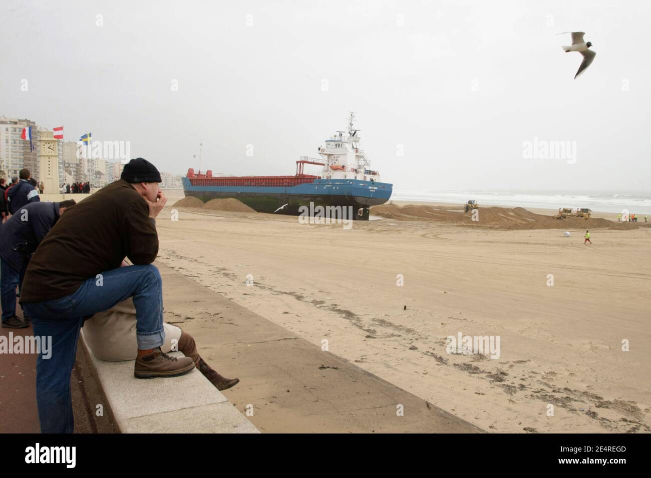 La nave da carico olandese "Artemis", a terra, si è vista a Les Sables d'Olonne, sulla costa occidentale della Francia, il 11 marzo 2008, dopo forti venti che hanno fatto liutare la costa. I funzionari marittimi hanno detto che l'"Artemis" si stava avvicinando al porto quando gli alti venti lo hanno spinto fuori rotta. Foto di Daniel Joubert/ABACAPRESS.COM Foto Stock