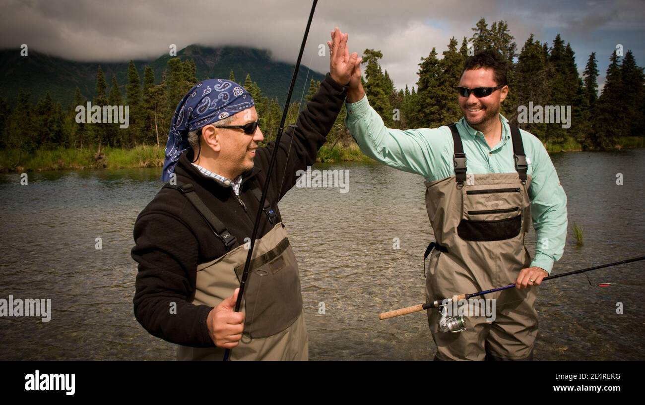 Un high five per celebrare una grande giornata di pesca sul fiume Kijik nel sud-ovest dell'Alaska. MR disponibile. Foto Stock