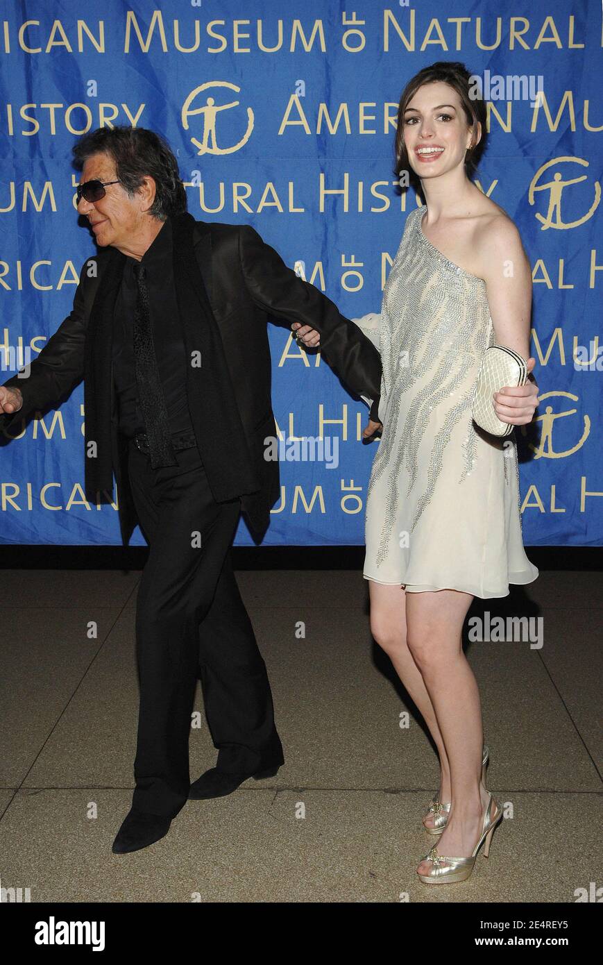 Il designer Roberto cavalli e l'attrice Anne Hathaway arrivano per l'annuale 'Winter Dance' all'American Museum of Natural History di New York City, NY, USA il 11 marzo 2008. Foto di S.Vlasic/ABACAPRESS.COM Foto Stock