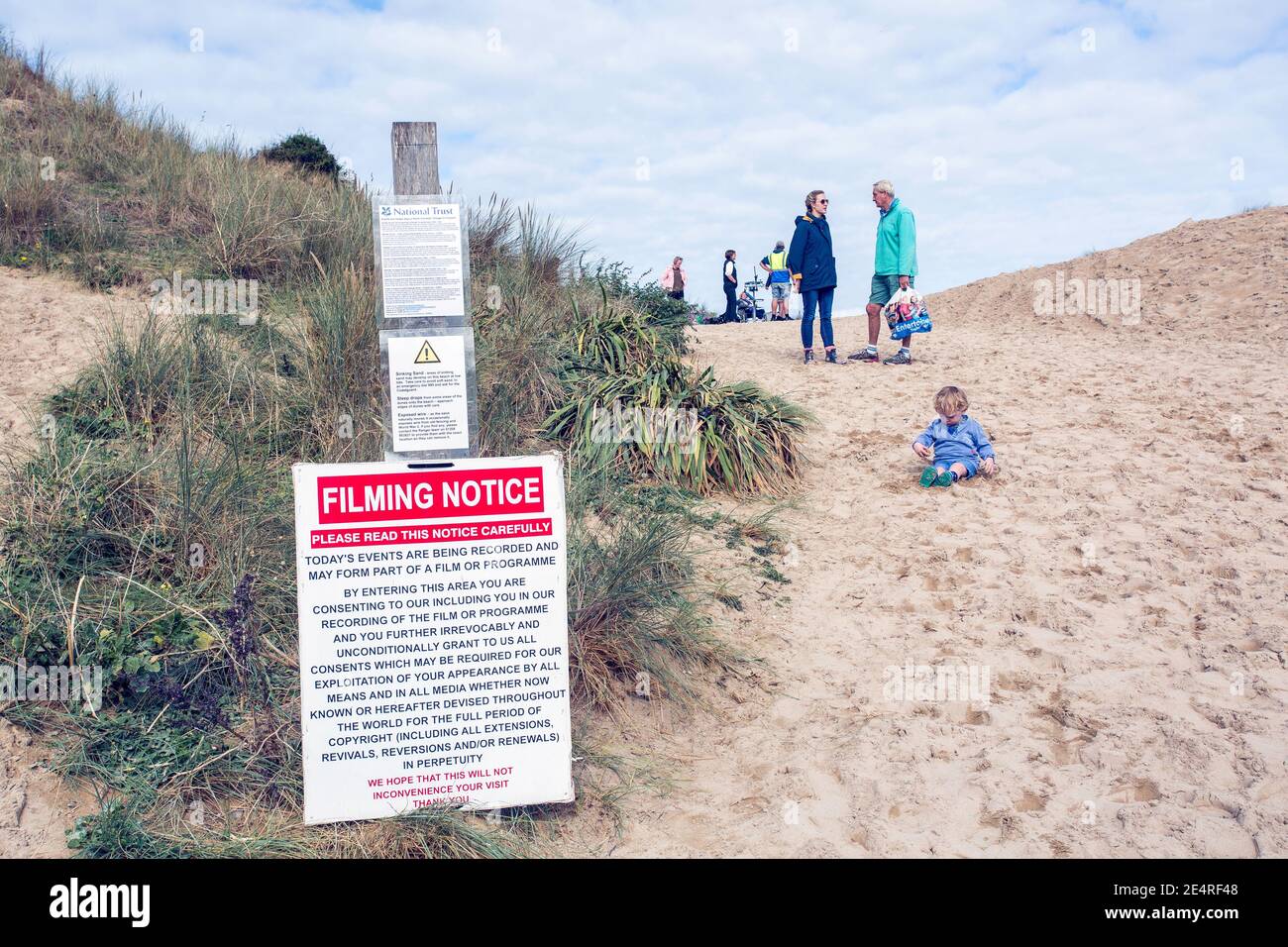 GREAT BRITAIN /England /Cornwall/Rosamunde Pilcher/avviso sulle riprese del film Rosamunde Pilcher ambientato a Crantock Beach in Cornovaglia. Foto Stock