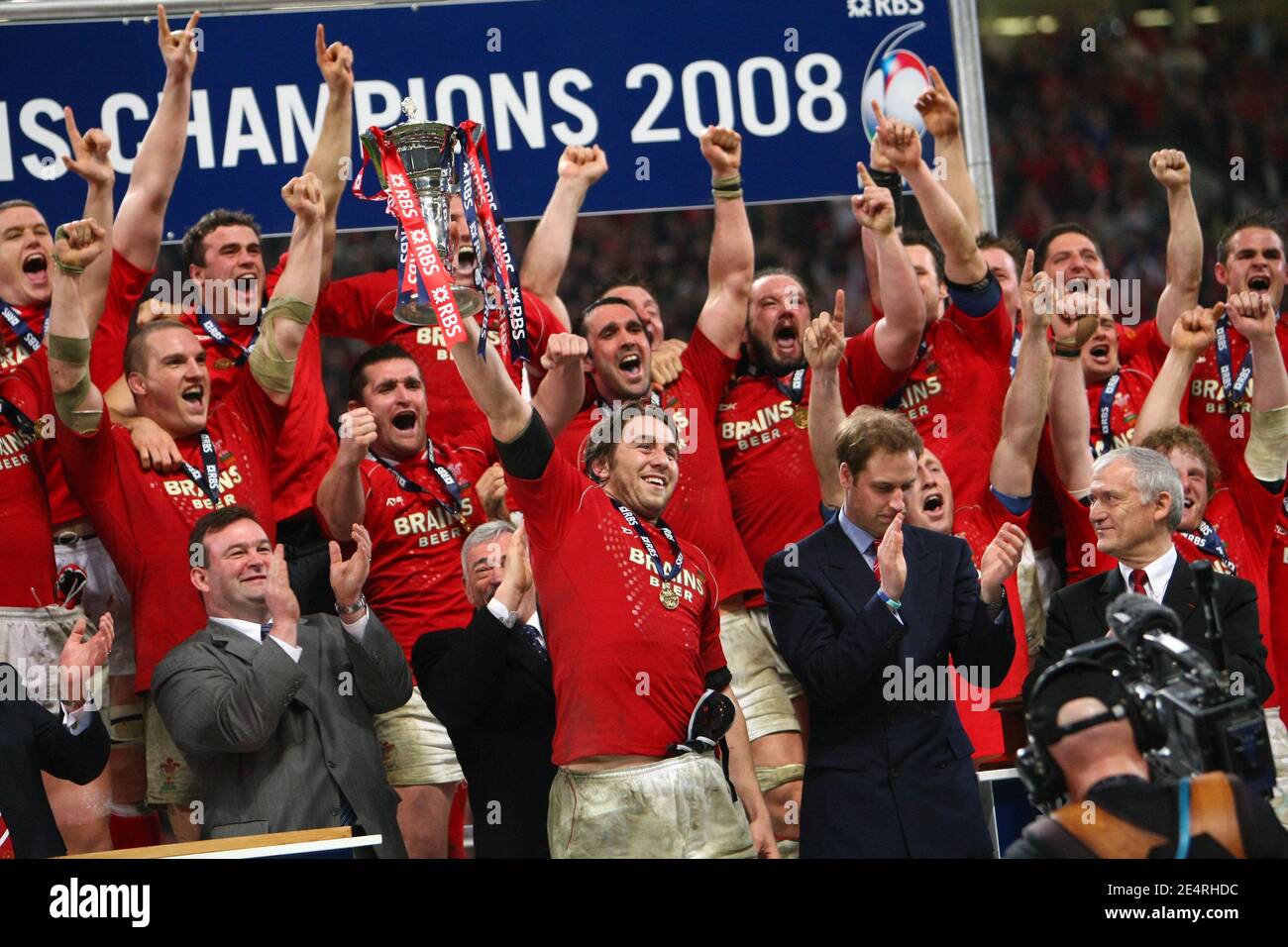 Il principe William festeggia con il capitano del Galles Ryan Jones e il resto della squadra dopo che il Galles ha sconfitto la Francia nella loro partita di rugby delle 6 Nazioni al Millennium Stadium di Cardiff, Regno Unito, il 15 marzo 2008. Foto di Mons/piscina/Cameleon/ABACAPRESS.COM Foto Stock