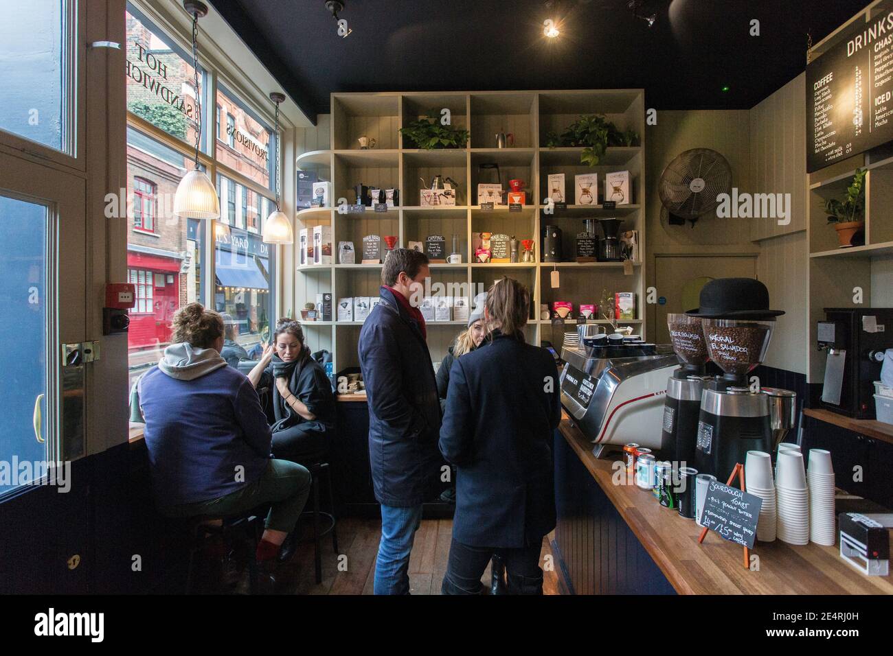 I clienti inthe Gentleman baristas cafe London coffee shop, vicino Borough Market, Londra, Regno Unito. Foto Stock