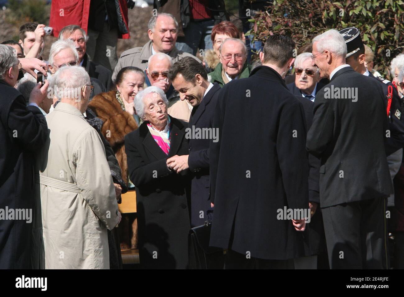 Il presidente Nicolas Sarkozy dirige una cerimonia militare al cimitero Morette di Thones, Alpi francesi, Francia, il 18 marzo 2008, per onorare la resistenza francese durante la seconda guerra mondiale Foto di Mousse/ABACAPRESS.COM Foto Stock