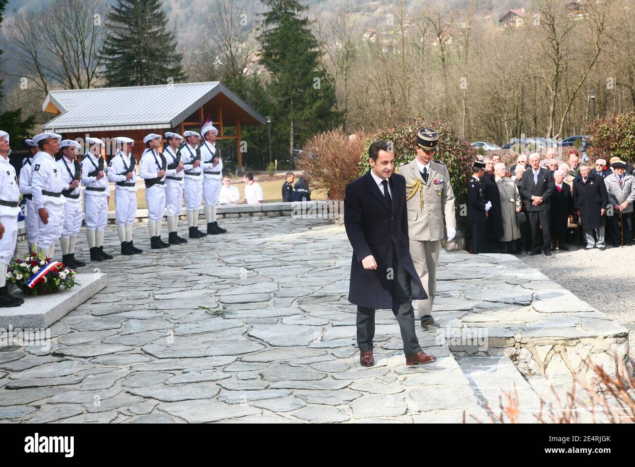 Il presidente Nicolas Sarkozy dirige una cerimonia militare al cimitero Morette di Thones, Alpi francesi, Francia, il 18 marzo 2008, per onorare la resistenza francese durante la seconda guerra mondiale Foto di Mousse/ABACAPRESS.COM Foto Stock