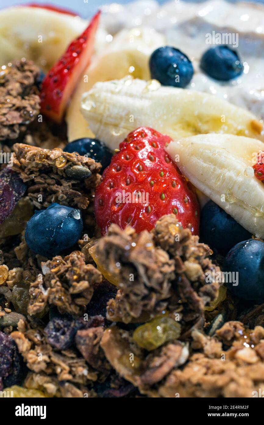 Primo piano di sana muesli senza glutine con frutta fresca e yogurt . Foto Stock