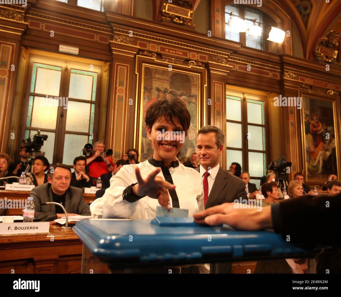 Najat Vallaud Belkacem lancia il suo scrutinio al seggio a Lione, nel sud-est della Francia, il 21 marzo 2008. Foto di Vincent Dargent/ABACAPRESS.COM Foto Stock