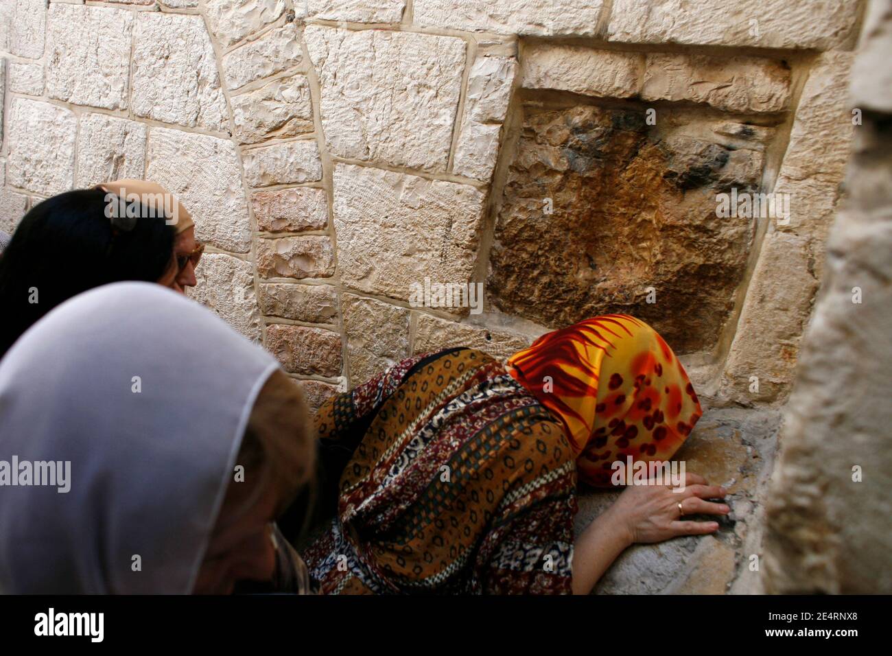 I cristiani camminano sulla Via dolorosa nella Città Vecchia di Gerusalemme, Israele, il 21 marzo 2008, durante la processione del Venerdì Santo. Migliaia di cristiani da tutto il mondo affollavano i vicoli di pietra per celebrare il Venerdì Santo, ripercorrendo la strada che Gesù ha percorso verso la sua crocifissione. Alcuni pellegrini portavano grandi croci di legno mentre camminavano lungo la Via dolorosa, o Via dei dolori, fermandosi a 14 stazioni che commemoravano gli eventi che avevano colpito Gesù mentre era stato condotto alla sua morte. Foto di Corentin Fohlen/ABACAPRESS.COM Foto Stock